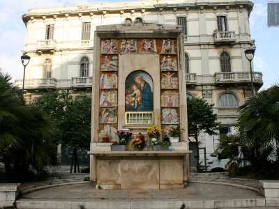 ...in piazza Madonnella...